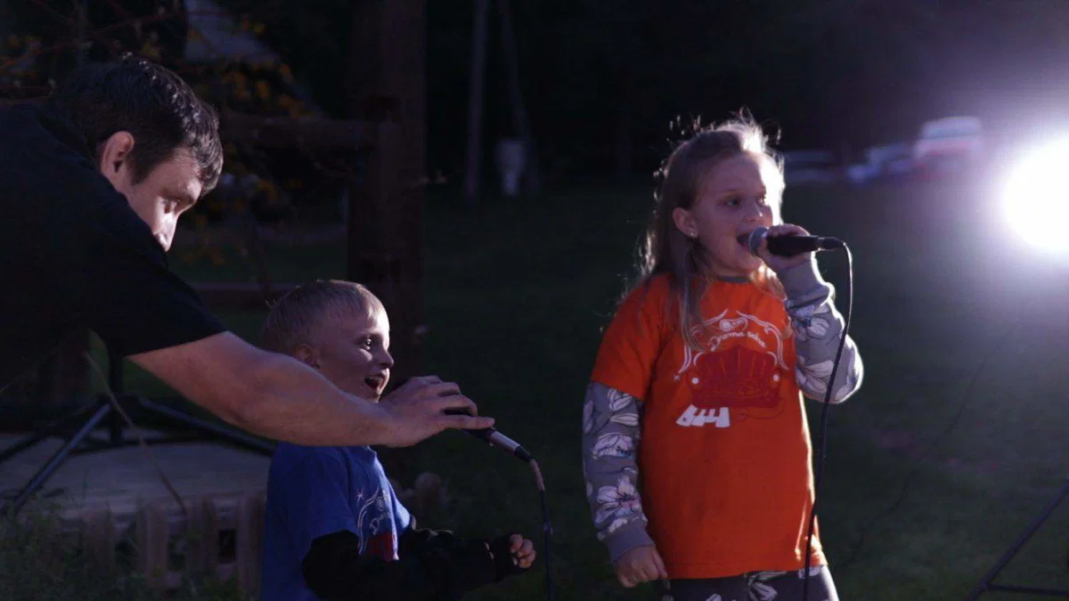 8-letna Nastja in 5-letni David skupaj z očetom, prevaljskim raperjem Night-M-om očarala strica in brata s presenečenjem