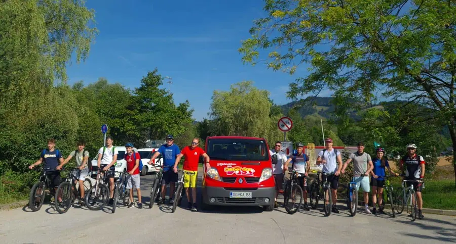 Skupina slovenjgraških kolesarjev odkolesarila do Arboretuma Volčji Potok in prispevala k zbiranju sredstev za otroke z rakom