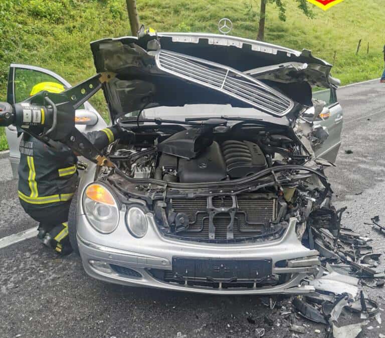 Na cesti Dravograd-Maribor trčili osebni vozili. Pet oseb prepeljali v SB Slovenj Gradec