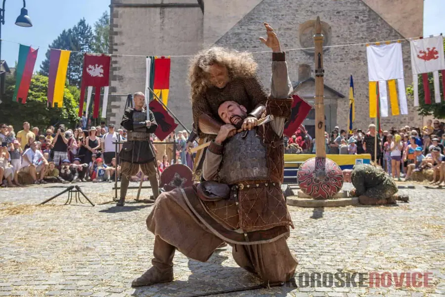 Slovenj Gradec se je prelevil v staro srednjeveško mesto. V nedeljo licitacija več kot 10-metrskega medenjaka (VIDEO in FOTO)