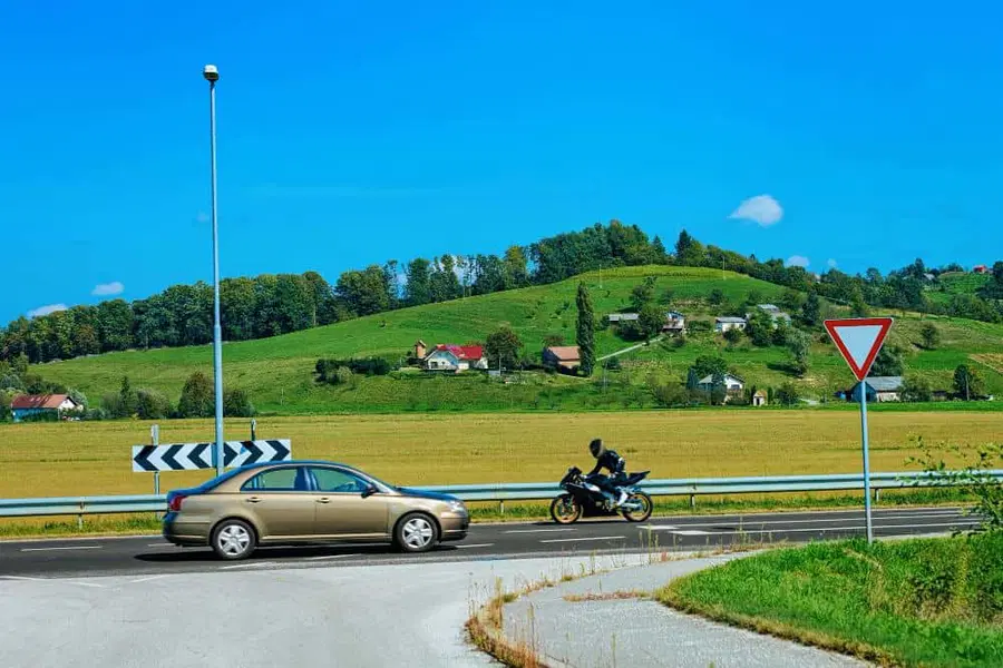 V Slovenj Gradcu policisti obravnavali hudo prometno nesrečo motorista