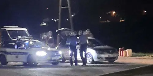 Policisti v nočnih urah od Dravograda do Slovenj Gradca lovili vinjenega voznika, ki je storil številne prekrške (VIDEO in FOTO)