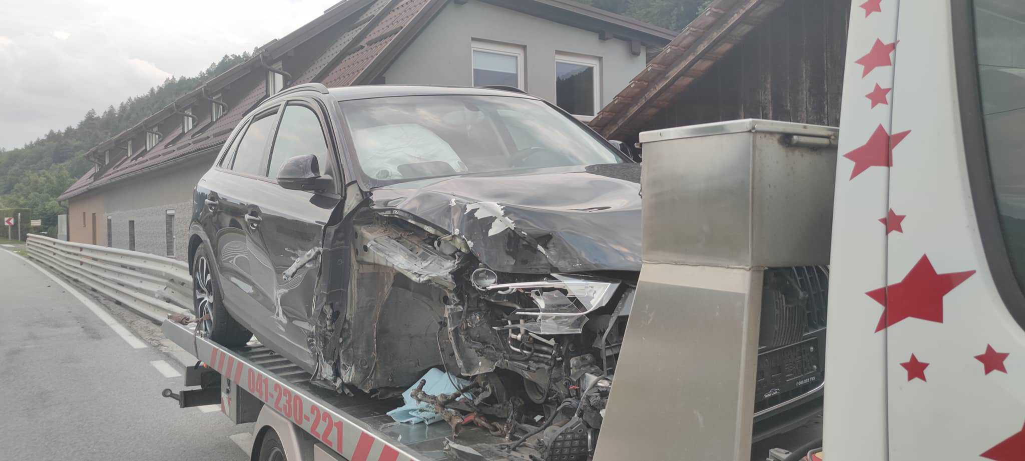 Vinjen voznik z avtom trčil v ograjo in hišo. Vožnjo nadaljeval brez enega kolesa (FOTO)