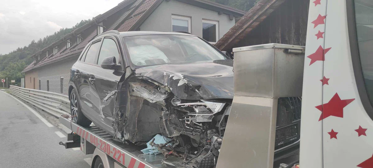 Vinjen voznik z avtom trčil v ograjo in hišo. Vožnjo nadaljeval brez enega kolesa (FOTO)