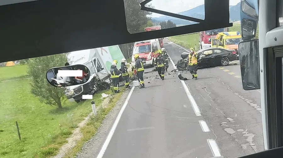 V prometni nesreči v Šmartnem pri Slovenj Gradcu poškodovane kar tri osebe