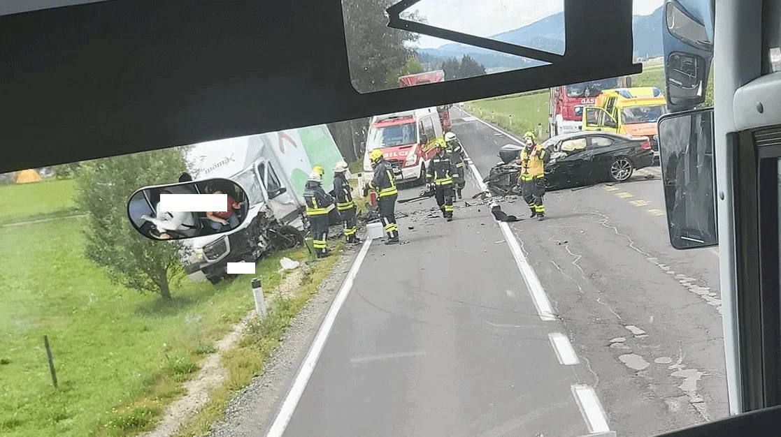 V prometni nesreči v Šmartnem pri Slovenj Gradcu poškodovane kar tri osebe