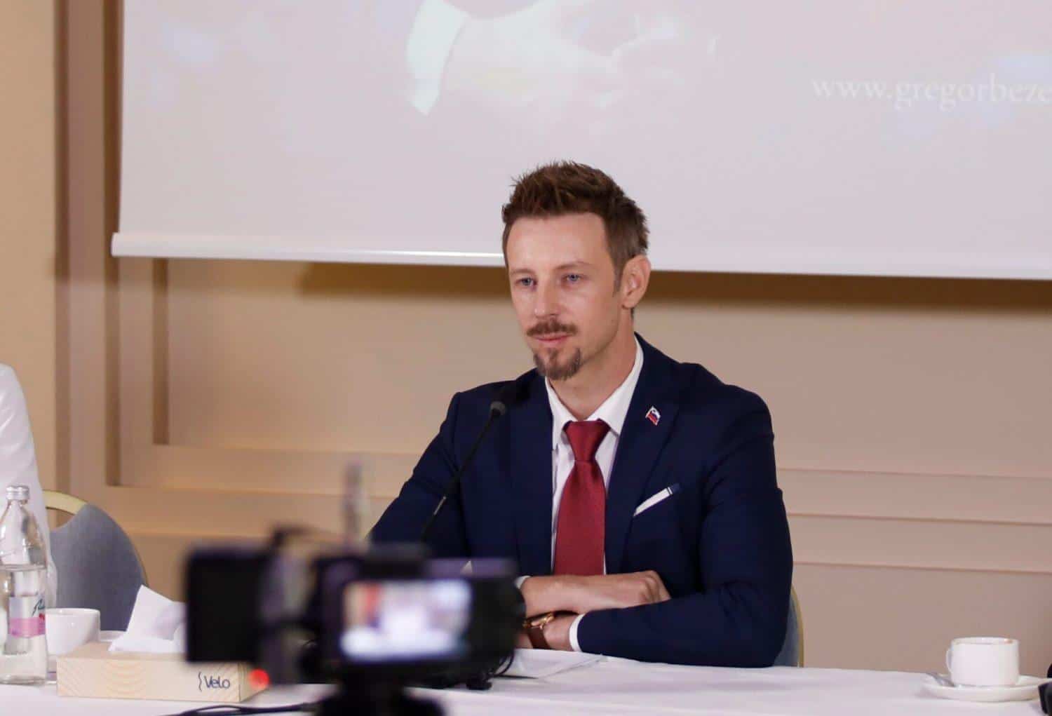 Gregor Bezenšek odstopa od kandidature za predsednika republike