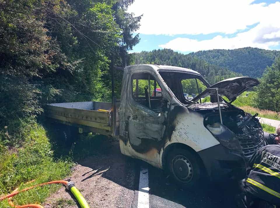 Na vozilu zagorel tovor. Posredovali so gasilci (FOTO)