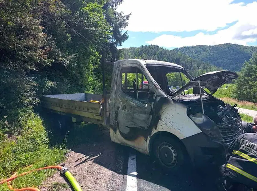 Na vozilu zagorel tovor. Posredovali so gasilci (FOTO)