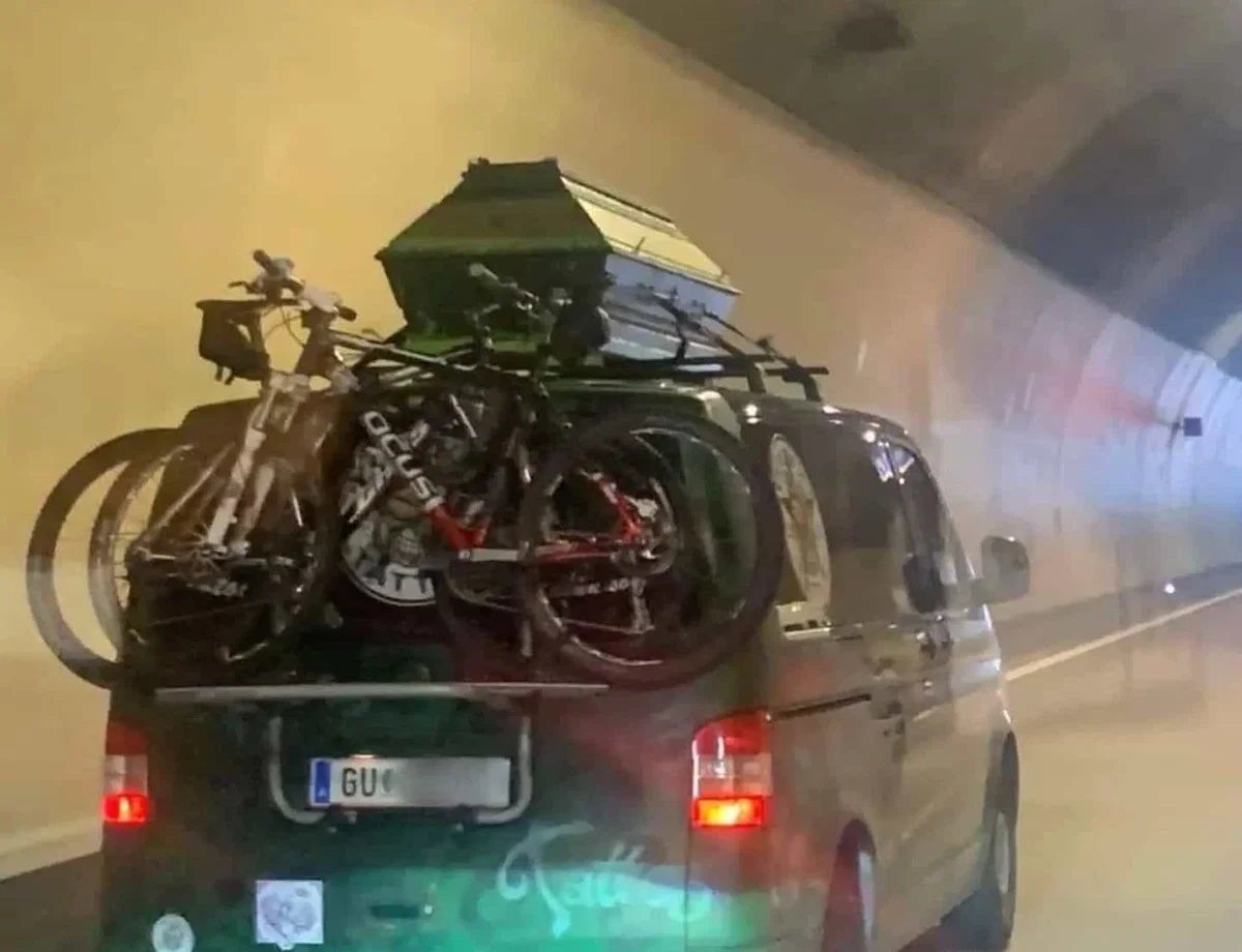 To je razlog, da je voznik kombija na strehi vozil krsto