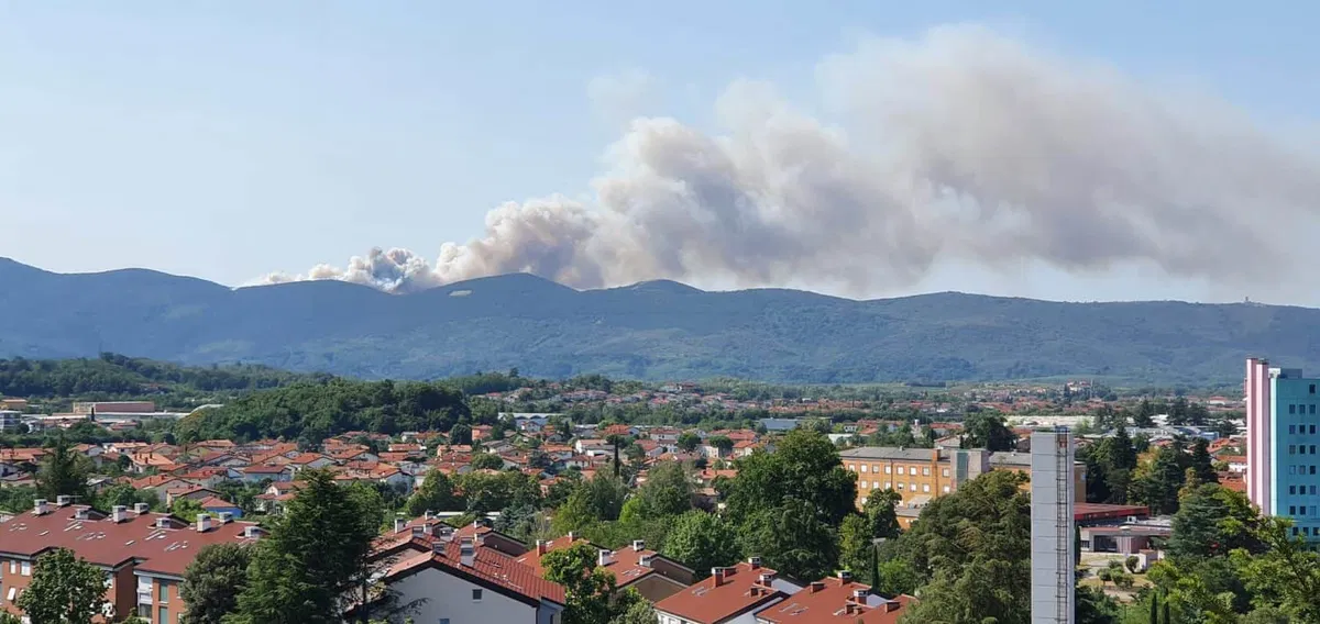 S požarom na goriškem Krasu se bori preko 300 gasilcev, požar omejen