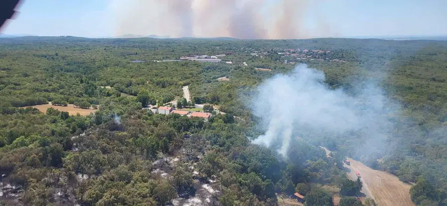 Razmere na goriškem Krasu se znova zaostrujejo, požar že presega 2000 hektarov. 