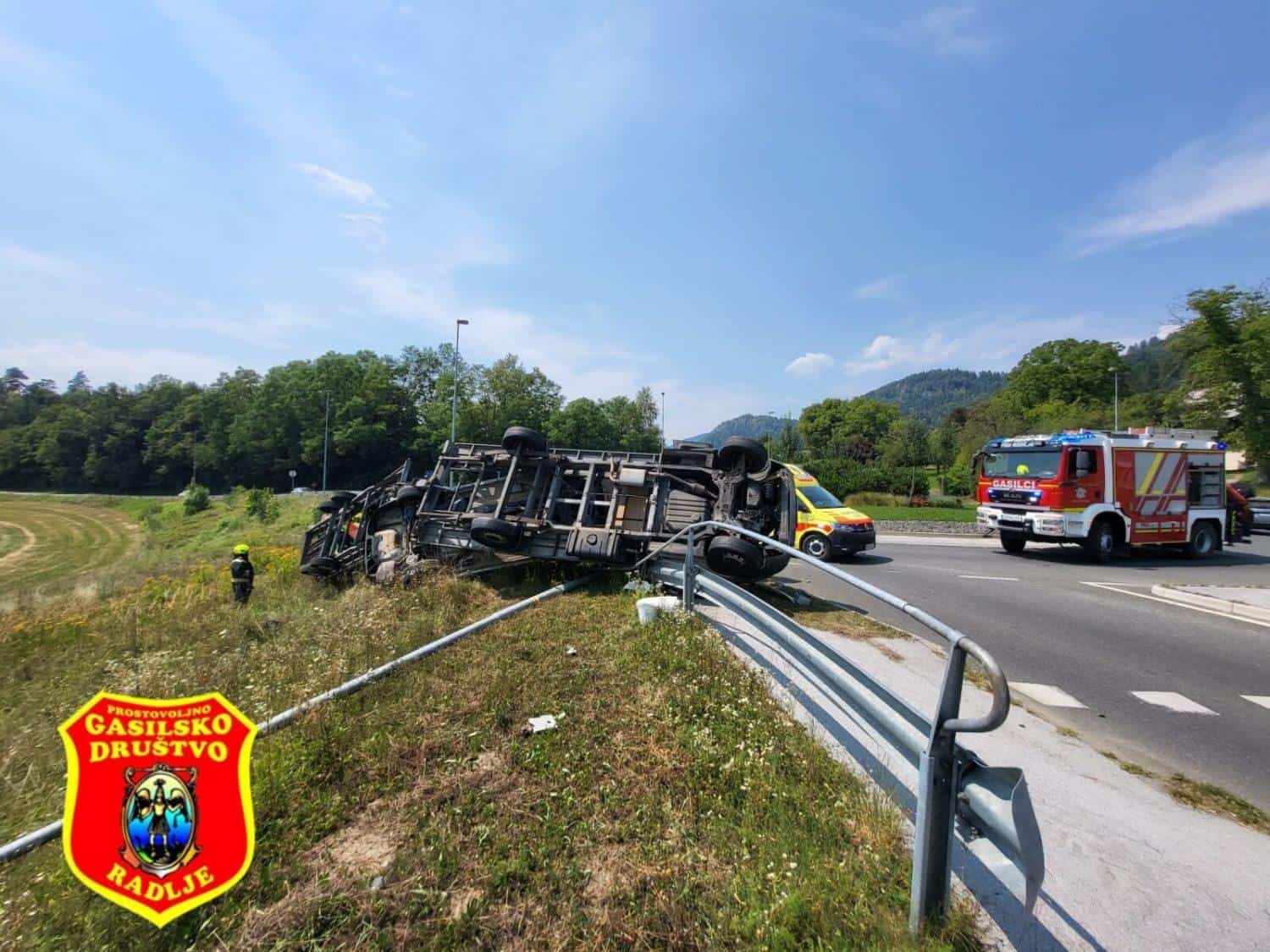 V Radljah se je prevrnilo tovorno vozilo, ki je prevažalo osebna vozila
