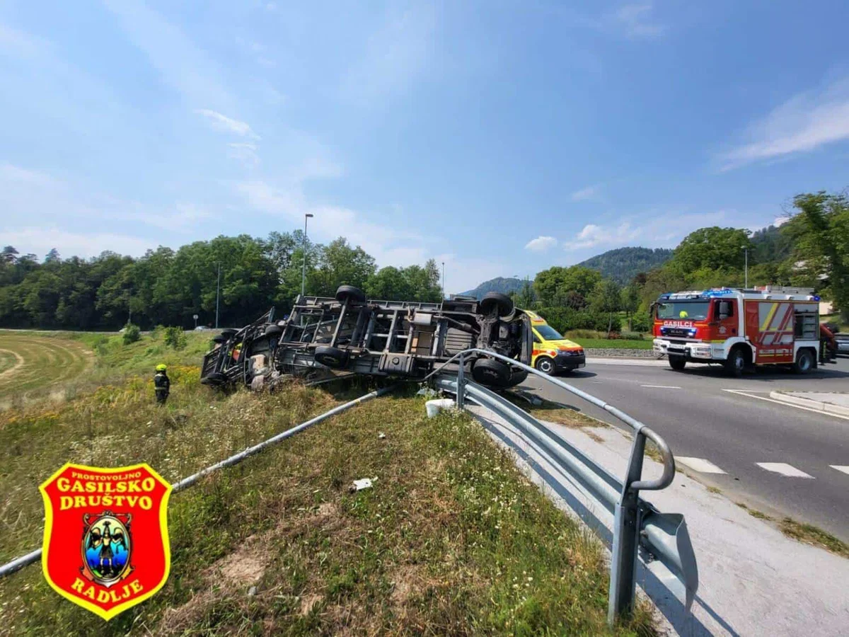 V Radljah se je prevrnilo tovorno vozilo, ki je prevažalo osebna vozila