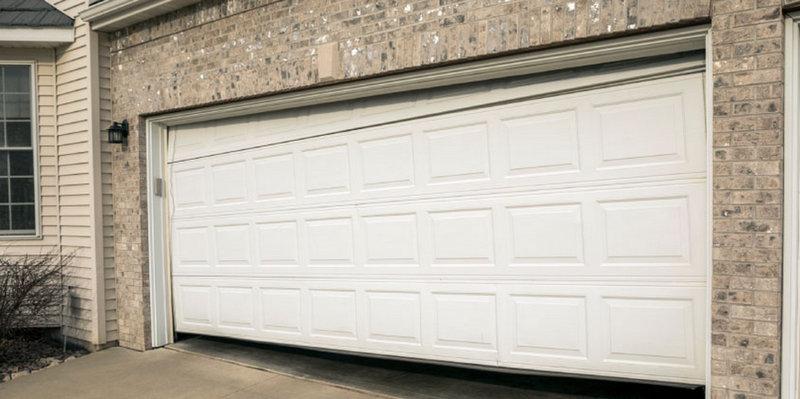 Zaletel sem se v garažna vrata. Kaj pa zdaj?