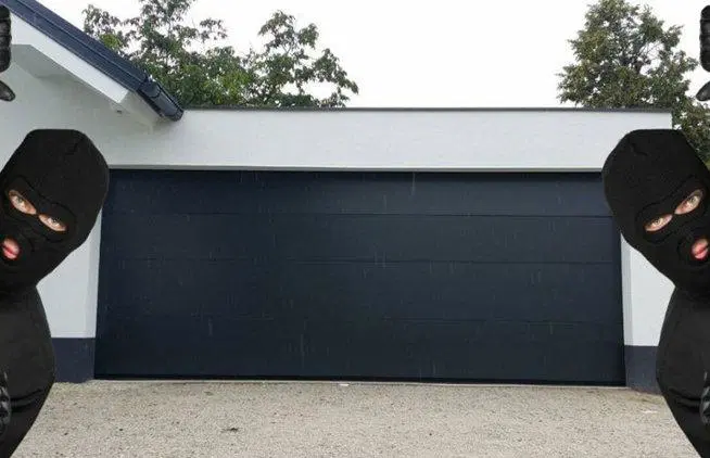 Protivlomna garažna vrata: Kako povečati varnost doma?