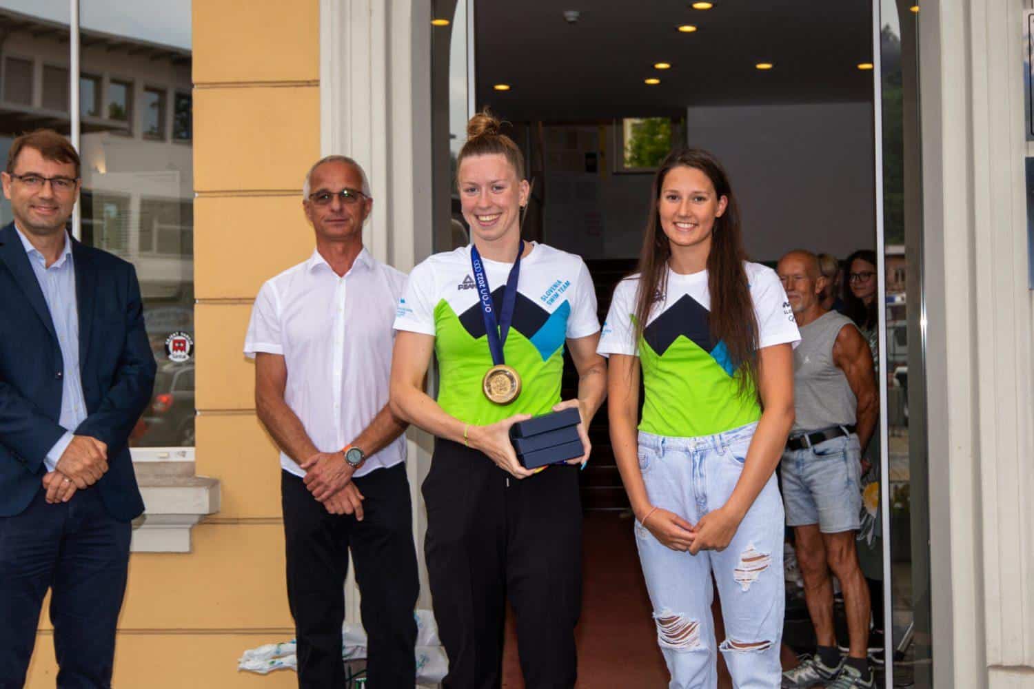 Na Ravnah pripravili sprejem za najuspešnejšo udeleženko SI Janjo Šegel in prav tako odlično plavalko Dašo Tušek (FOTO)