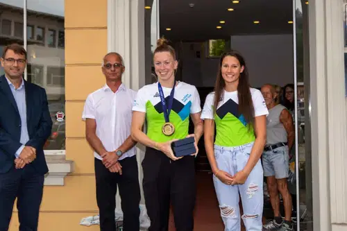 Na Ravnah pripravili sprejem za najuspešnejšo udeleženko SI Janjo Šegel in prav tako odlično plavalko Dašo Tušek (FOTO)