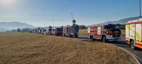 VIDEO: Tako je na pomoč pri gašenju požara na Krasu zjutraj odšlo tudi preko 100 gasilcev iz Koroške