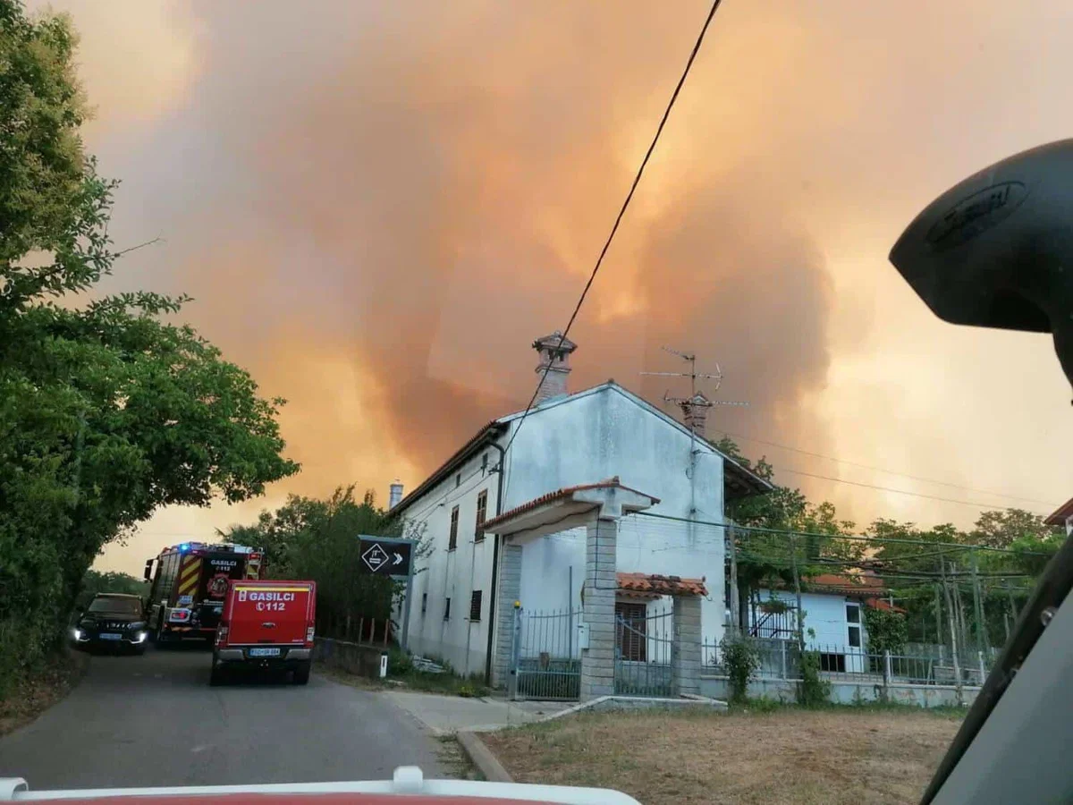 Gasilci na Krasu se borijo s tremi večjimi požarišči; evakuirani prebivalci iz treh vasi so se vrnili domov