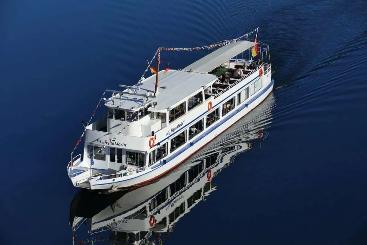 V Splitu turistična ladja trčila v obalno bencinsko črpalko