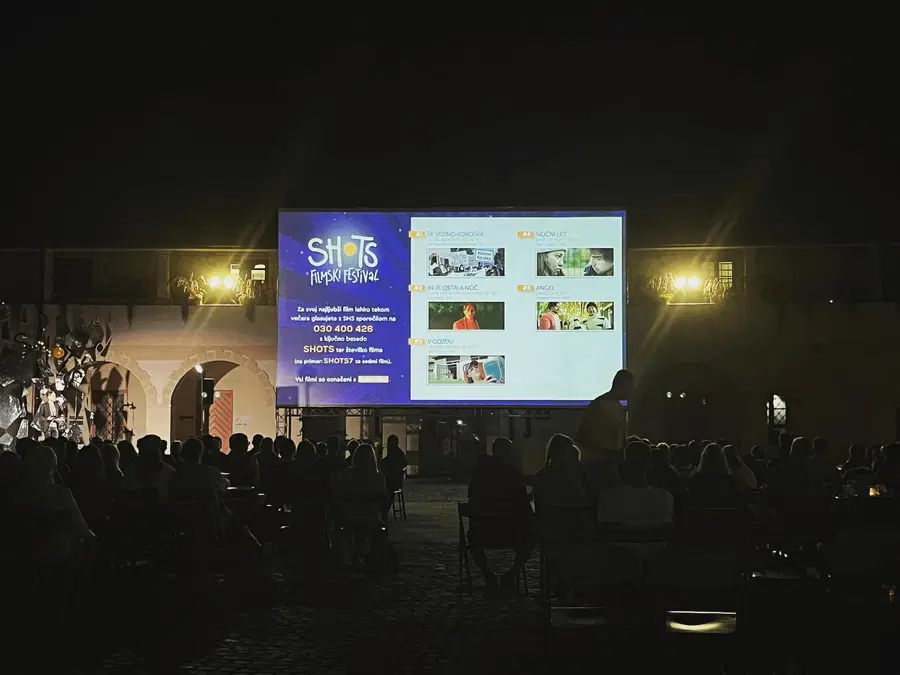 V Slovenj Gradcu poteka mednarodni festival kratkih filmov Shots. Prizorišče napolnili že prvi večer