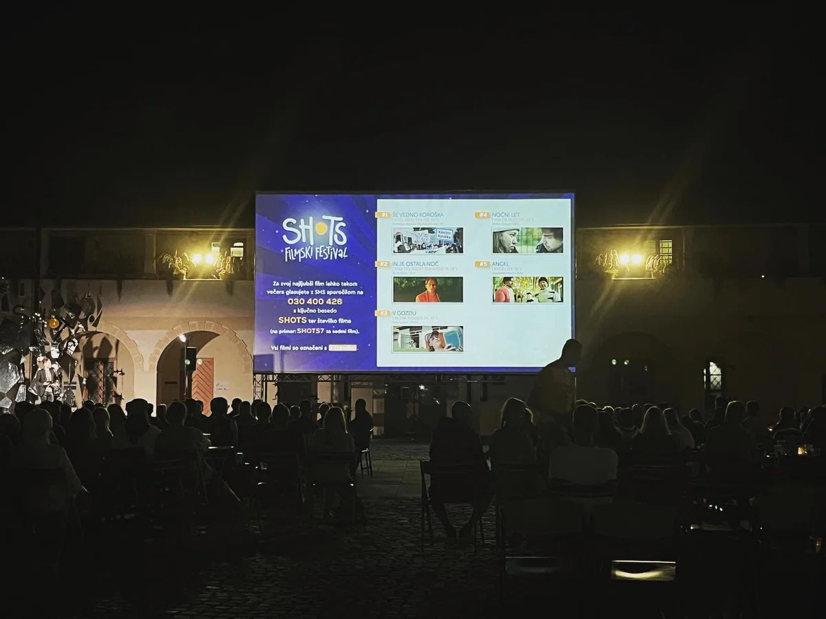 V Slovenj Gradcu poteka mednarodni festival kratkih filmov Shots. Prizorišče napolnili že prvi večer