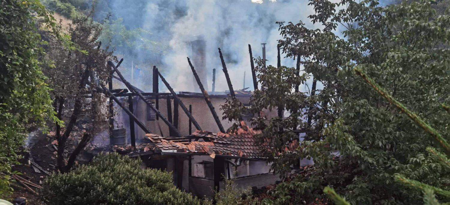 Na območju PU Celje zagorela hiša. Pri pregledu notranjosti objekta našli moško truplo (FOTO)