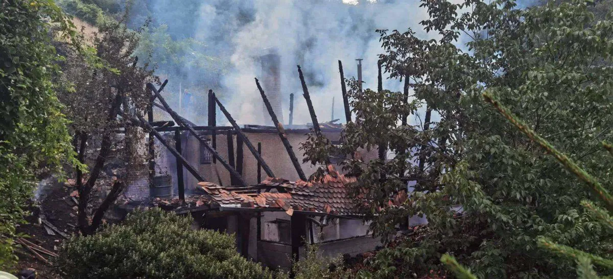 Na območju PU Celje zagorela hiša. Pri pregledu notranjosti objekta našli moško truplo (FOTO)