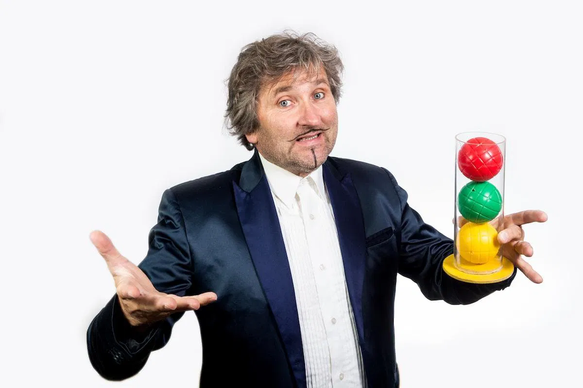 Koroški otroški festival: Na Ravnah vas bo zabaval tudi Čarodej Roman Frelih