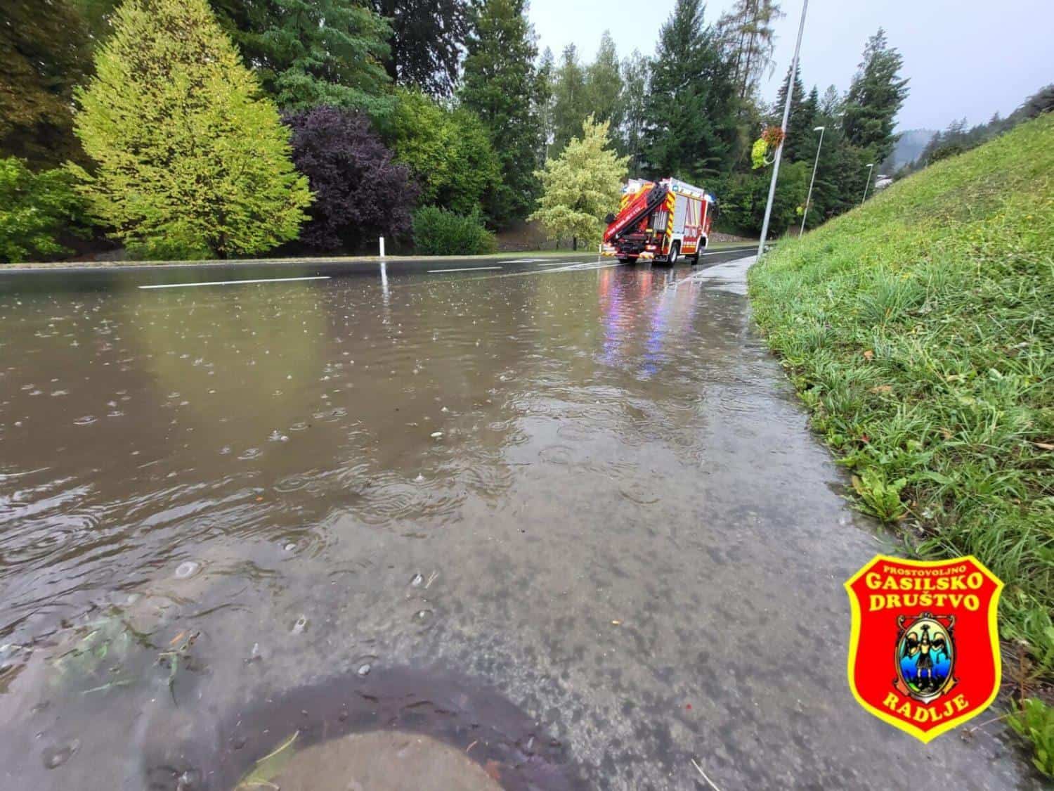 Strela ubila moška na območju Triglava in Slavnika, težave zaradi neurij tudi na Koroškem