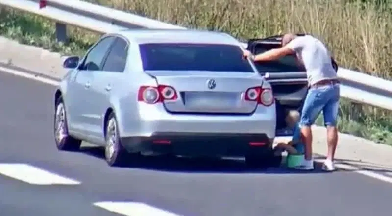 Vozilo ustavil sredi avtoceste in dal otroka na kahlico (VIDEO)