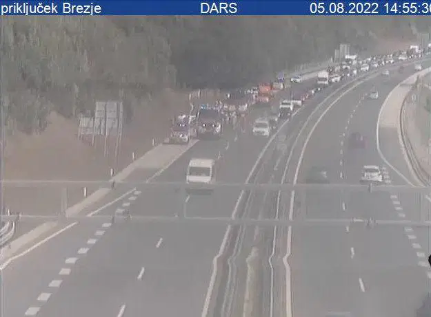 Pred predorom Karavanke večkilometrska kolona, daljše čakanje tudi na meji s Hrvaško