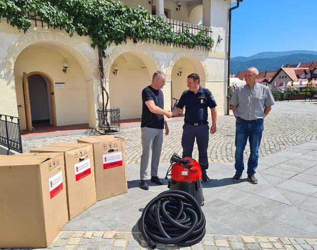 Prostovoljnim gasilskim društvom Tilen Klugler predal v uporabo manjše gasilske sesalce