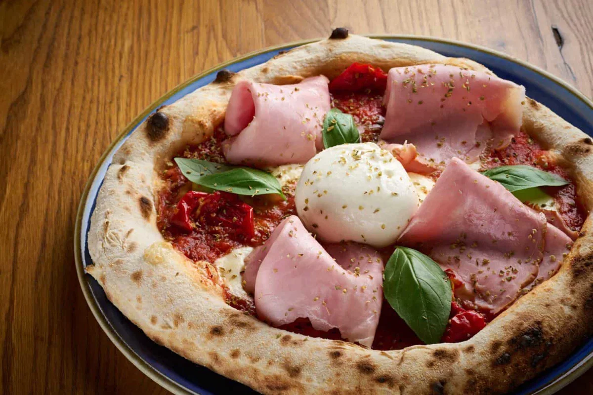 Številne novosti v Hiši Ančka: Pizza napoletana, jedi pripravljene na odprtem ognju in "šporhertu", nov nabor kosil in vin