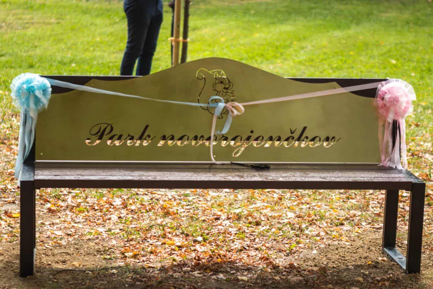 Na Ravnah namenu predali Park novorojenčkov in klop za dojenje (FOTO)