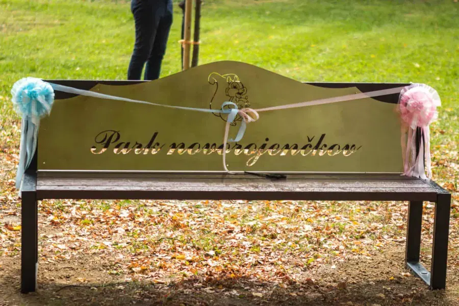 Na Ravnah namenu predali Park novorojenčkov in klop za dojenje (FOTO)