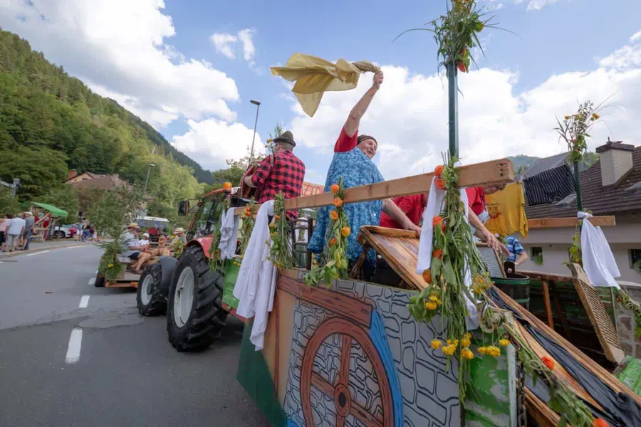V Črni pripravili kmečko povorko in spekli 66 metrov dolg štrudelj (FOTO)