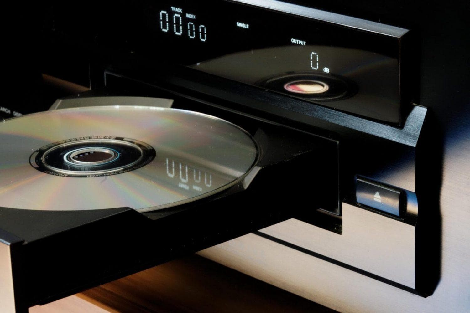 Pred štirimi desetletji digitalizacija glasbe s prvimi zgoščenkami