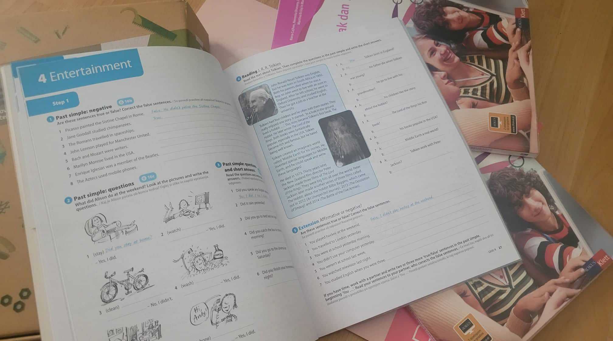 Spet v šolo: Stroški potrebščin podobno kot lani za prvošolca v povprečju 60 evrov, za devetošolca 160 evrov