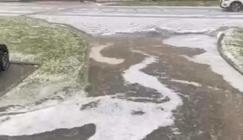 Ponekod padala tudi sodra ali celo toča. Popoldne bo pretežno oblačno, dež bo postopno povsod ponehal