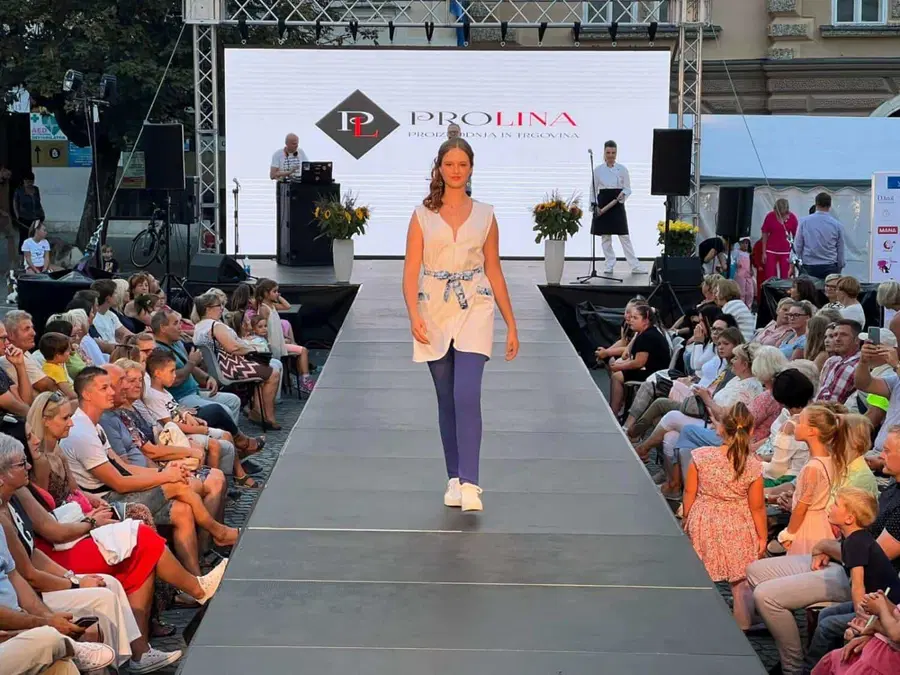 V Slovenj Gradcu številna množica navdušeno spremljala sinočnjo Modno revijo lokalov mestnega jedra (FOTO in VIDEO)
