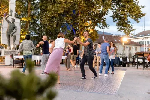 Danes se boste v Slovenj Gradcu še zadnjič zavrteli v ritmih swinga