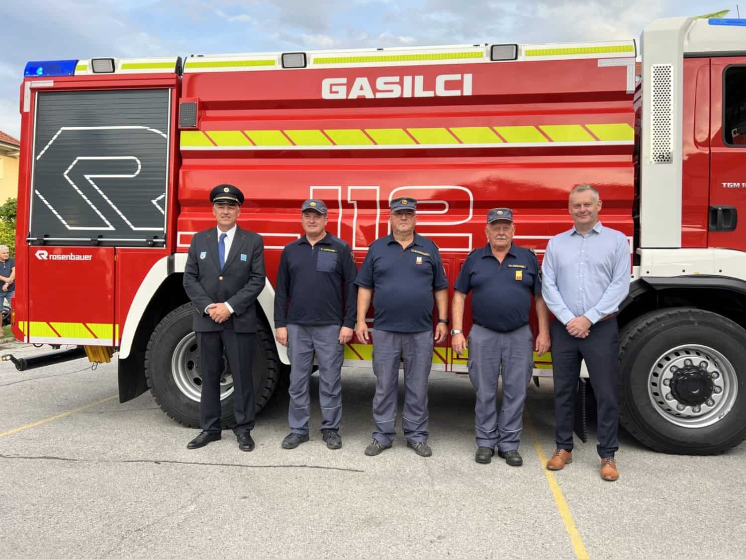 Novo gasilsko vozilo do garaže pospremilo kar 30 vozil (VIDEO in FOTO)