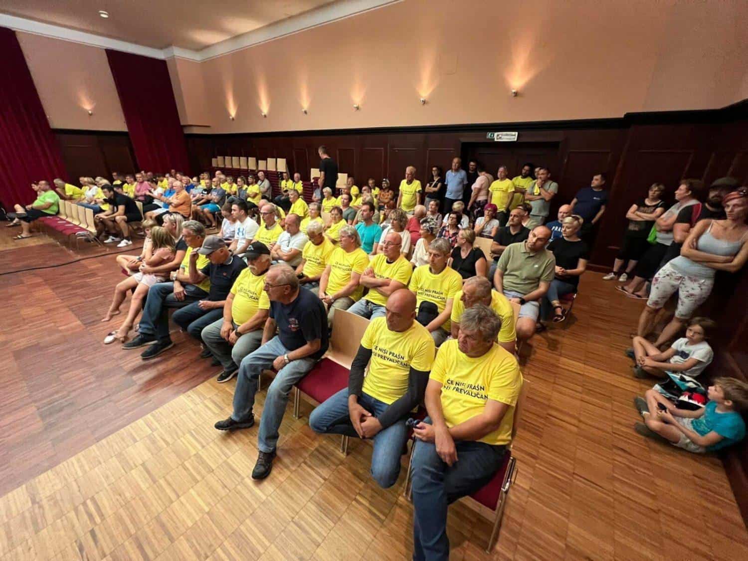 Dela na cesti skozi Prevalje naj bi bila končana do konca leta. Direktor podjetja Voc Celje se je Prevaljčanom in ostalim prizadetim opravičil (VIDEO)