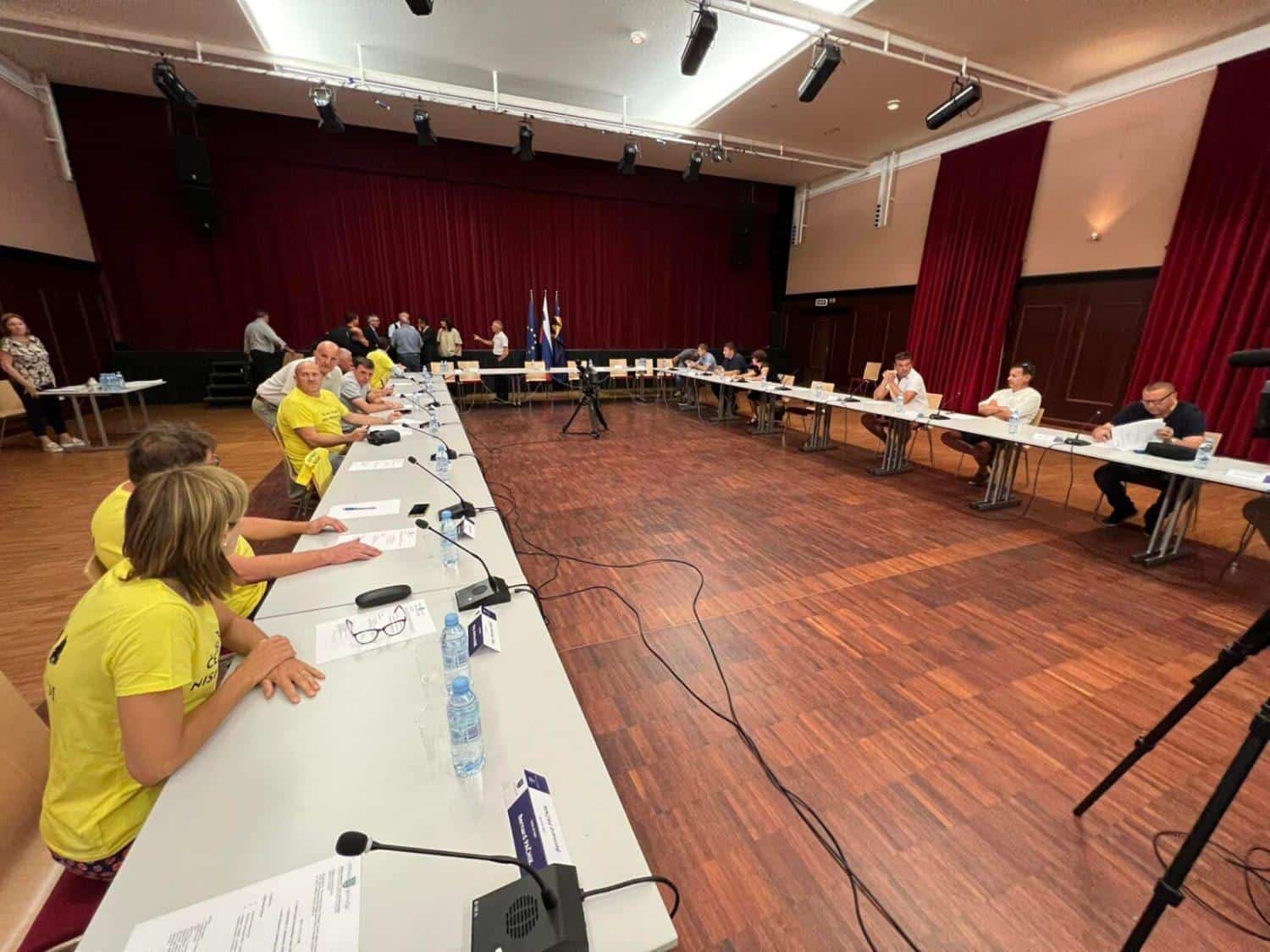 Posnetek: Izredna seja OS Prevalje glede gradbenih del na glavni cesti skozi center kraja