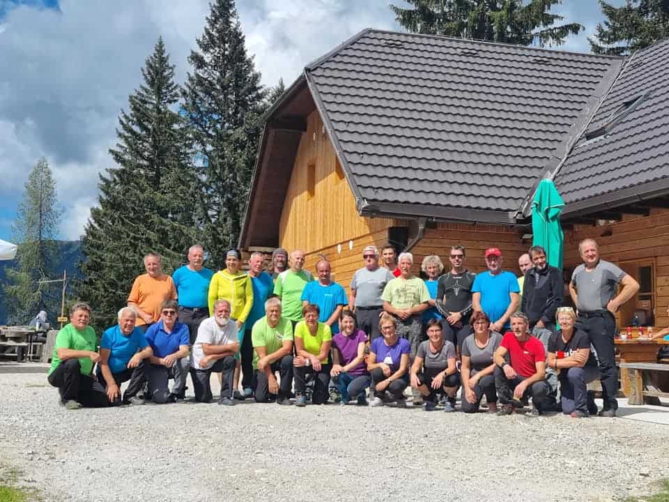 Markacisti obnovili del poti na Raduho in na razglednem mestu postavili dve klopi (FOTO)