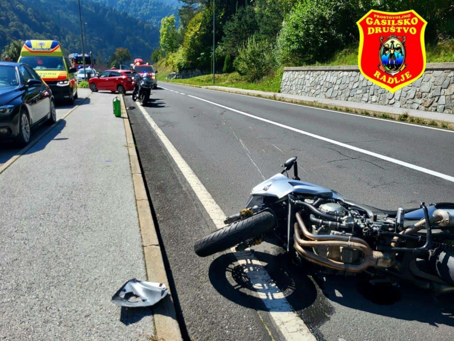 Po trčenju osebnega vozila in motorista eno osebo prepeljali v SB Slovenj Gradec