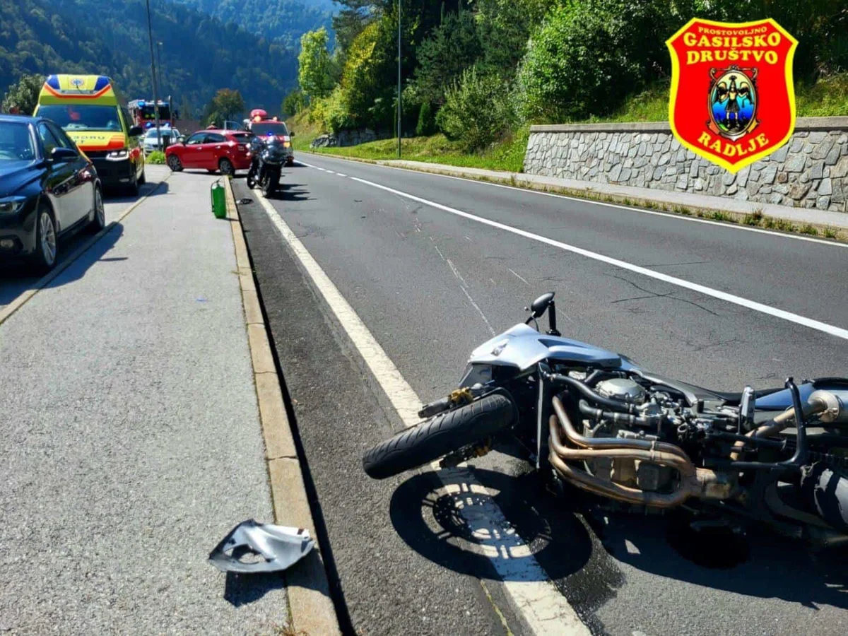 Po trčenju osebnega vozila in motorista eno osebo prepeljali v SB Slovenj Gradec