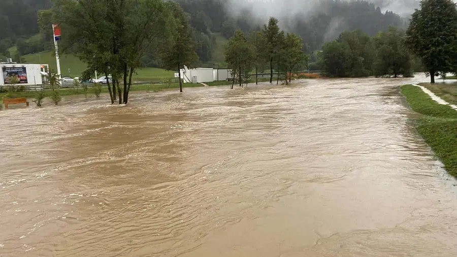 Na več območjih danes z več kot 300 litri padavin. Meteorna voda v Kotljah ogrožala stanovanjsko hišo